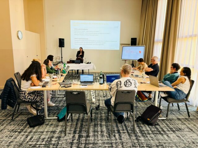 Subir une restructuration au sein de son entreprise ce n’est pas simple. En tant qu’élus au CSE, votre mission est essentielle: accompagner les salariés restants et négocier les meilleures conditions de départ possible pour les sortants.
3 jours de séminaire avec un CSE très engagé voulant être formé sur les impacts des restructurations, les risques psychosociaux qui en découlent et les techniques de négociation les plus pertinentes.
Se former, c’est s’assurer des connaissances solides en droit du travail et un aplomb certain pour mener vos négociations.